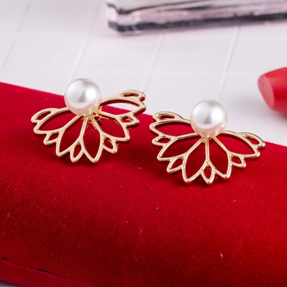 NWOT pearl lotus  gold earrings - Picture 3 of 3